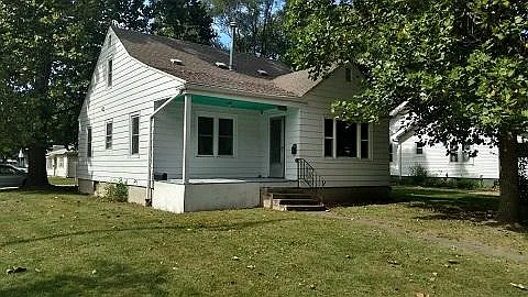 901 N Busey Ave photo 1
