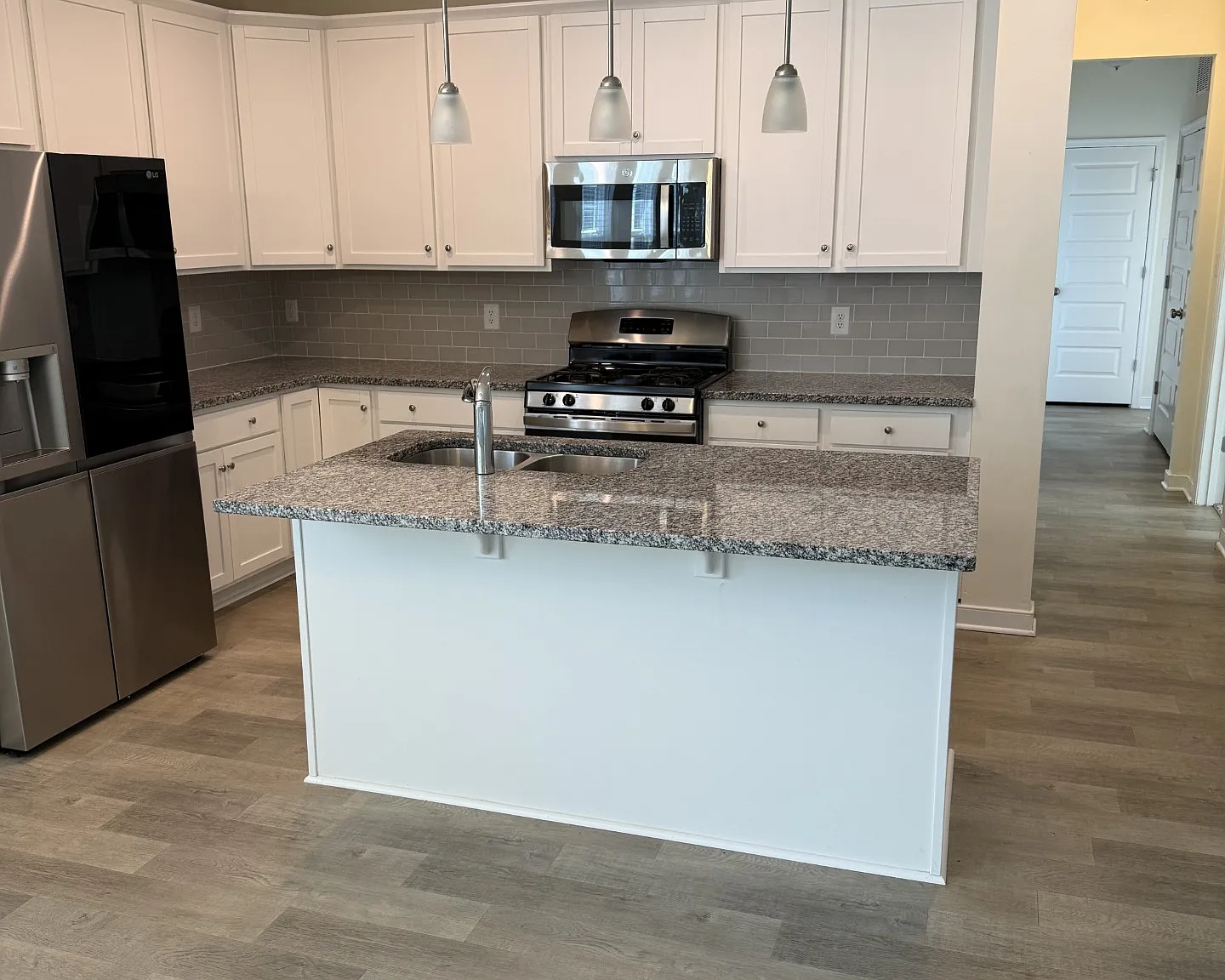 3 bed, 2.0 bath, 1841 sqft, $2,800 — Photo 1