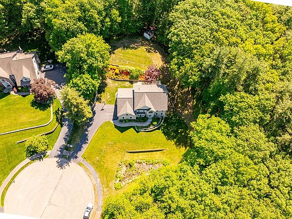 3rd image of 34 Beechwood Cir