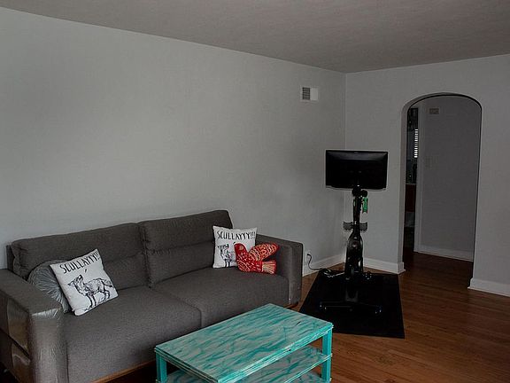 4th image of 453 Pickett St