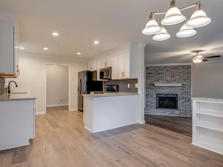 826 Victoria Dr — Photo 13