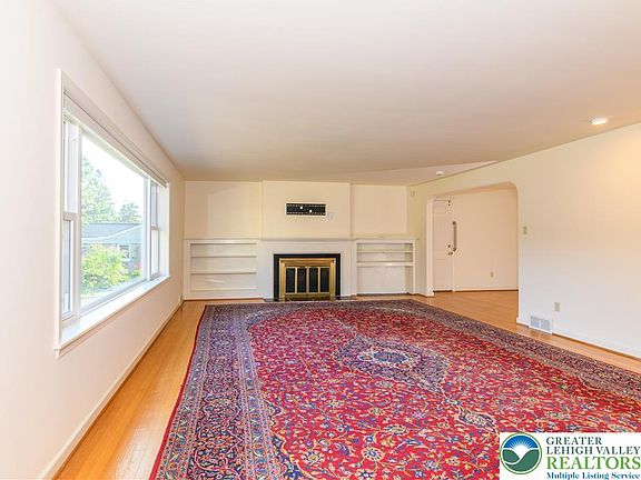 5th image of 211 Flagstone Dr