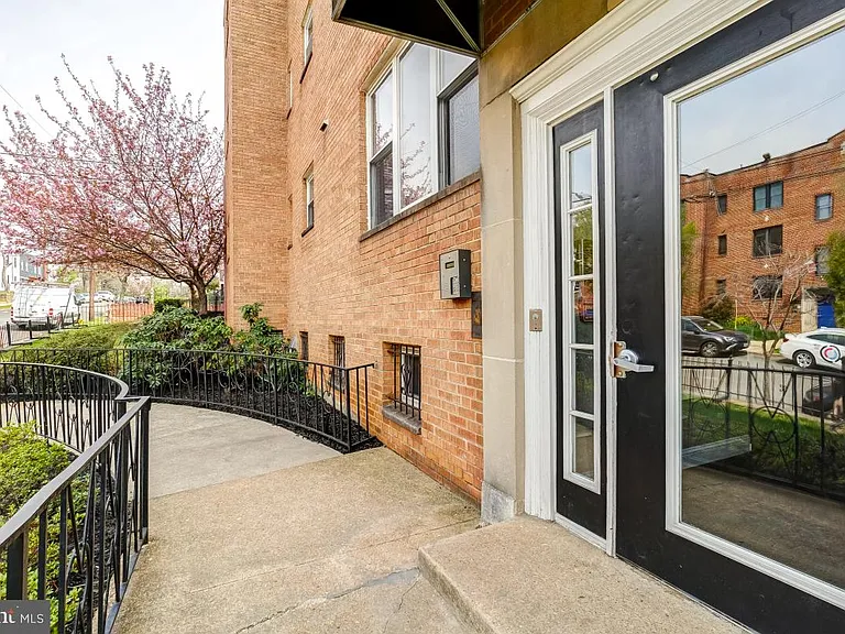 401 Evarts St NE #301 — Photo 3