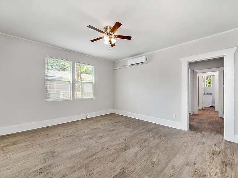 310 E Lambright St — Photo 36
