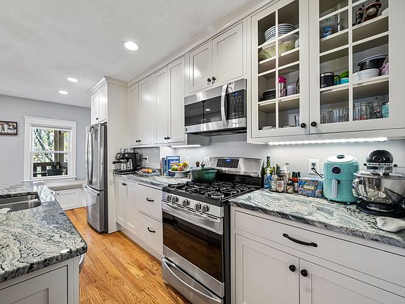 4th image of 228 Havre St #3
