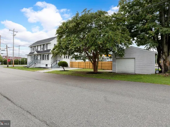 92 S Governor Printz Blvd, Lester, PA 19029