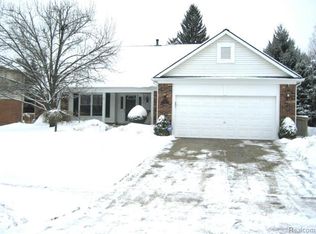 5255 Standish Dr, Troy, MI 48085