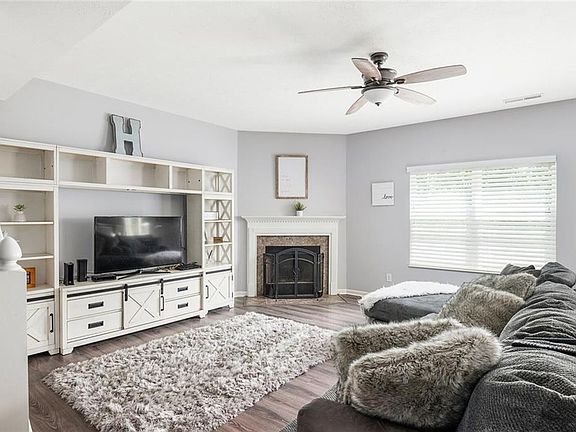 5th image of 569 Farnham Dr