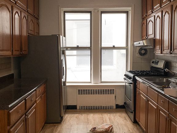 3rd image of 570 Empire Blvd APT 2R