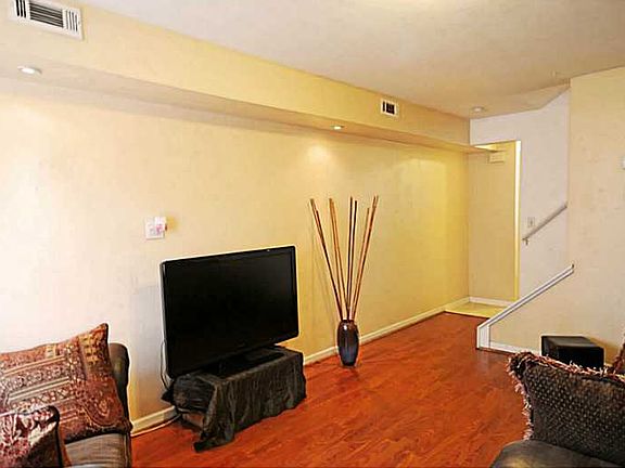 3rd image of 718 Taft Ave