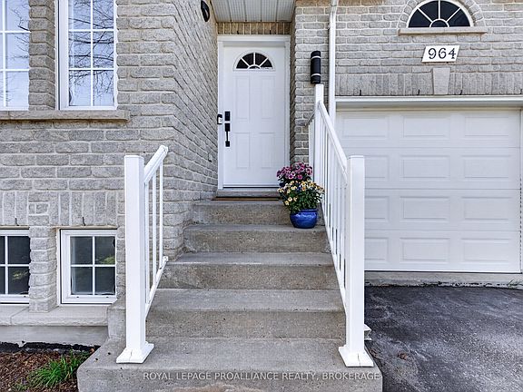 2nd image of 964 Rainbow Cres