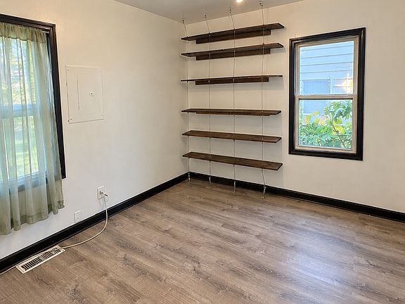 3rd image of 22413 Cushing Ave