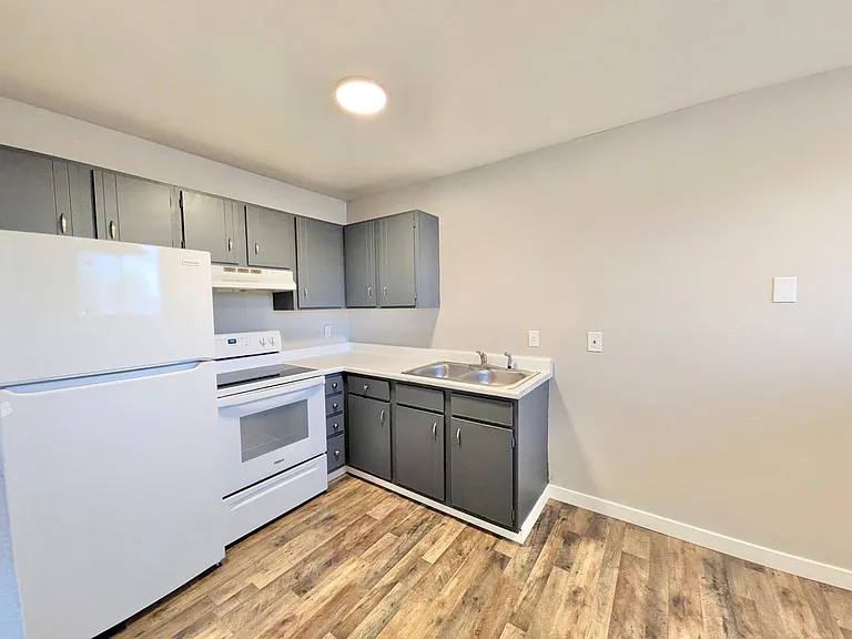 Landmark Apartments — Photo 16