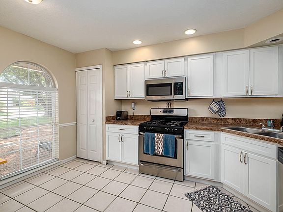 3rd image of 835 Trailwood Ave