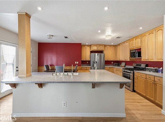 3rd image of 19525 Steinway St