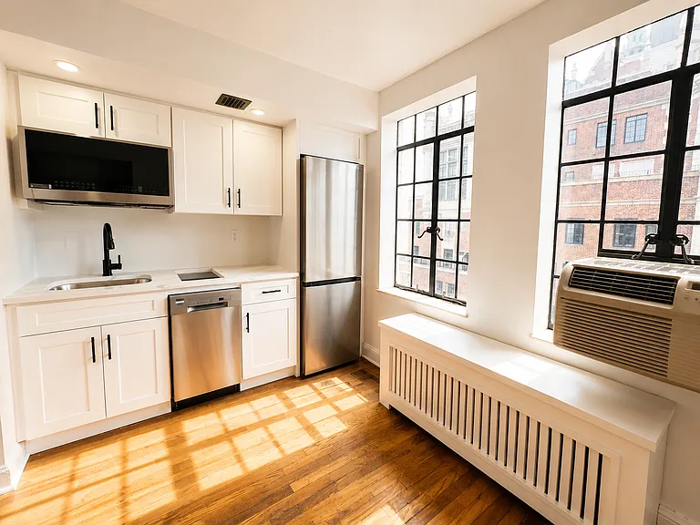 25 Tudor City Pl #2121 — Photo 2