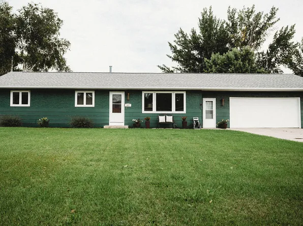 607 16th St NE, Jamestown, ND 58401