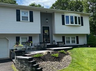 226 Summit Dr, New Windsor, NY 12553