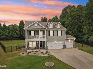 925 Amber Forest Dr, Fuquay Varina, NC 27526