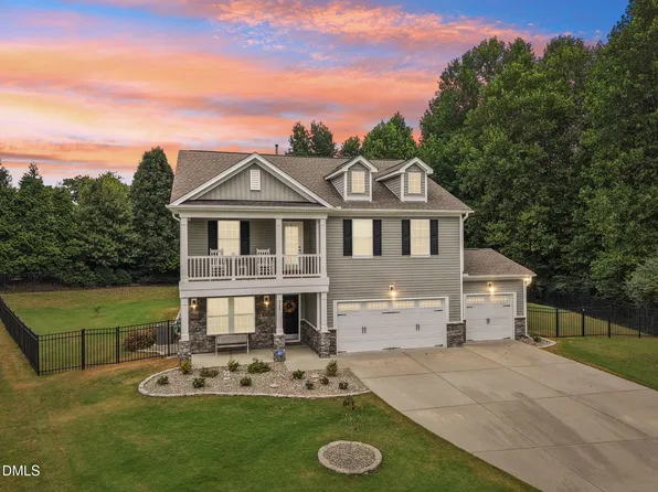 925 Amber Forest Dr, Fuquay Varina, NC 27526