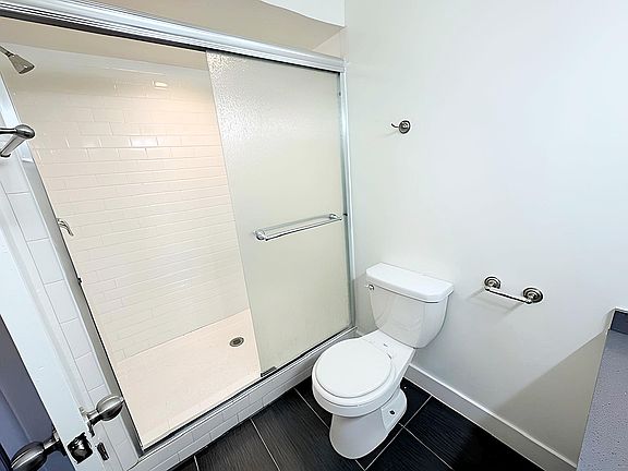 5th image of 5030 Maplewood Ave #104