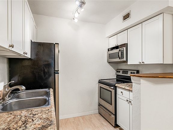 4th image of 923 22nd Pl APT 210