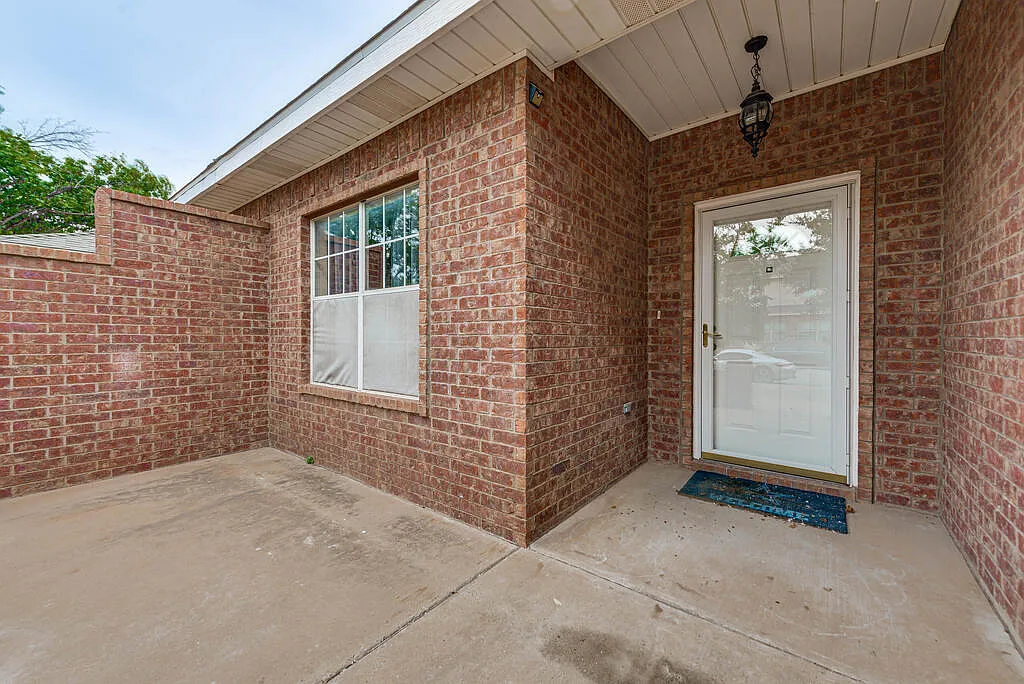 3 bed, 2.0 bath, 1676 sqft, $2,800 — Photo 3