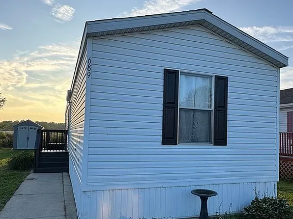 689 Waters Edge Pl, Michigan City, IN 46360