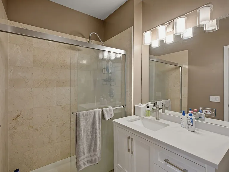 623 W Barry Ave #1 — Photo 16