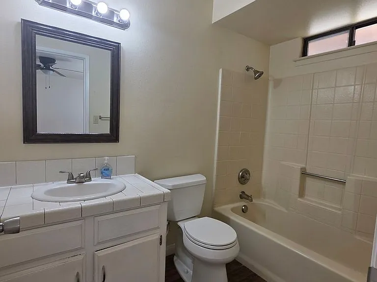 1012 Orangewood St — Photo 8