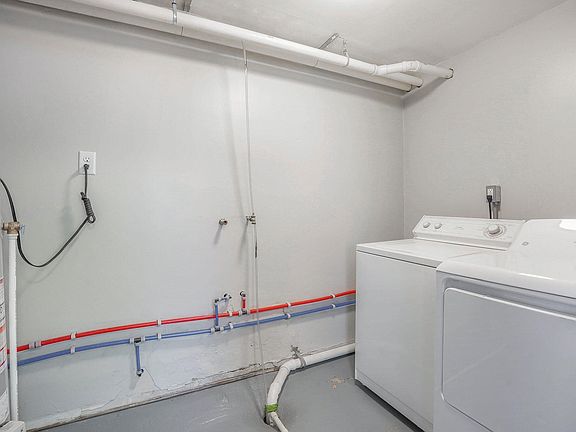 4th image of 381 W 22nd St
