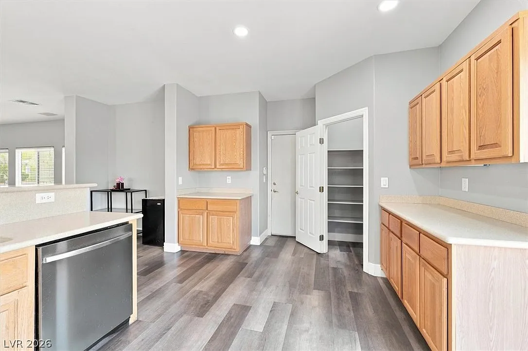 5 bed, 3.0 bath, 2404 sqft, $2,700 — Photo 4