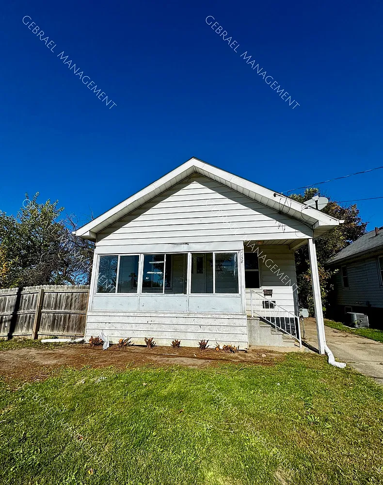 1138 Simcoe — Photo 1