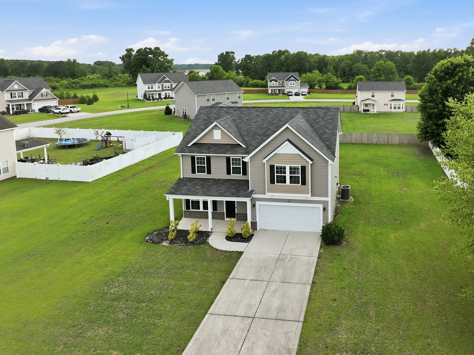 4 bed, 2.5 bath, 2112 sqft, $1,900 — Photo 3