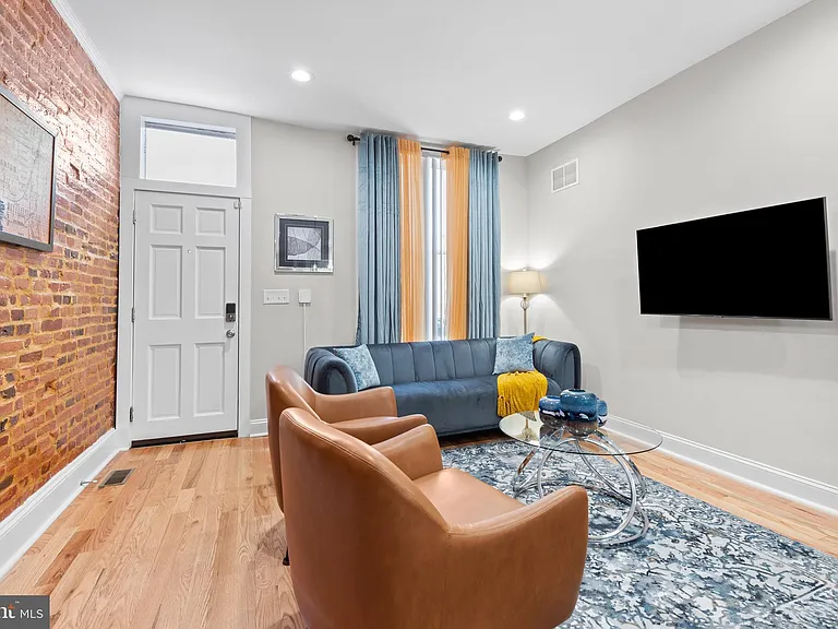 2219 E Chase St — Photo 15