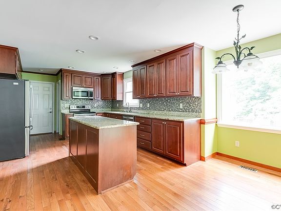 4th image of 2700 Anglewood Dr