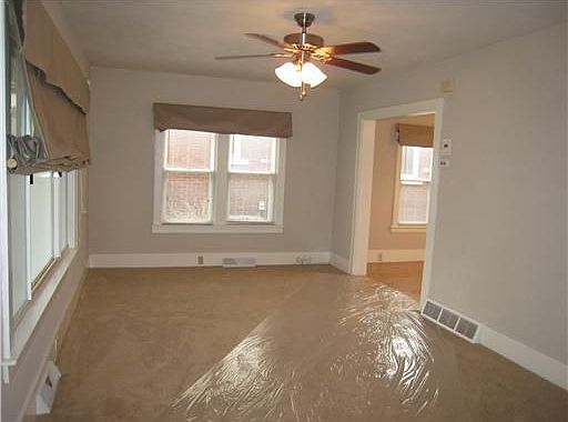 3rd image of 1018 E Victoria St