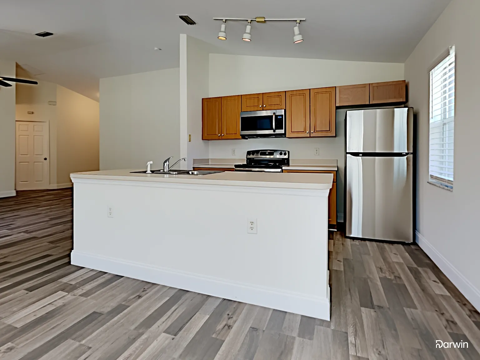 3 bed, 2.0 bath, 1358 sqft, $2,570 — Photo 2