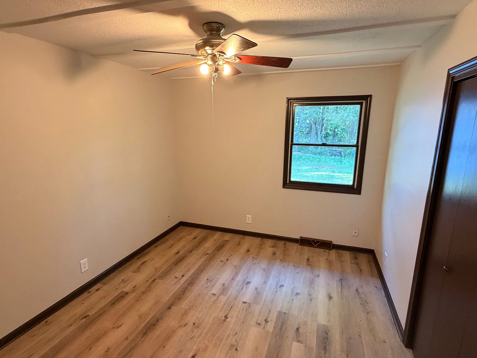 3 bed, 1.0 bath, 1780 sqft, $2,100 — Photo 4