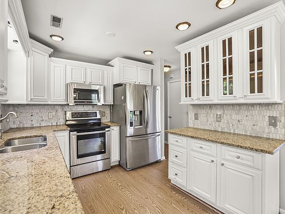 2nd image of 3127 Creekview Ln