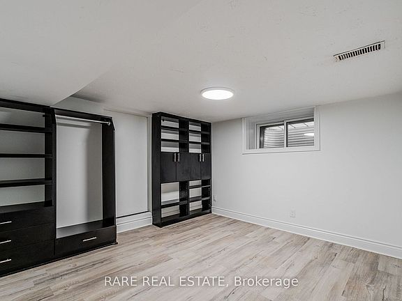3rd image of 538 Roxton Rd