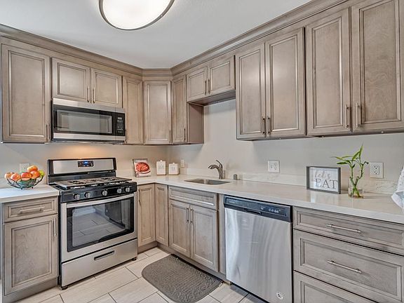 5th image of 733 34th St