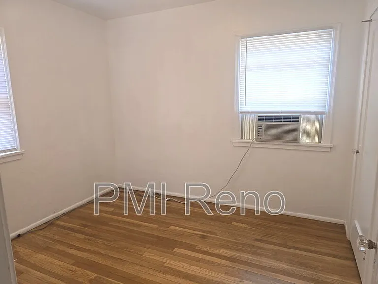 530 Burns St — Photo 11