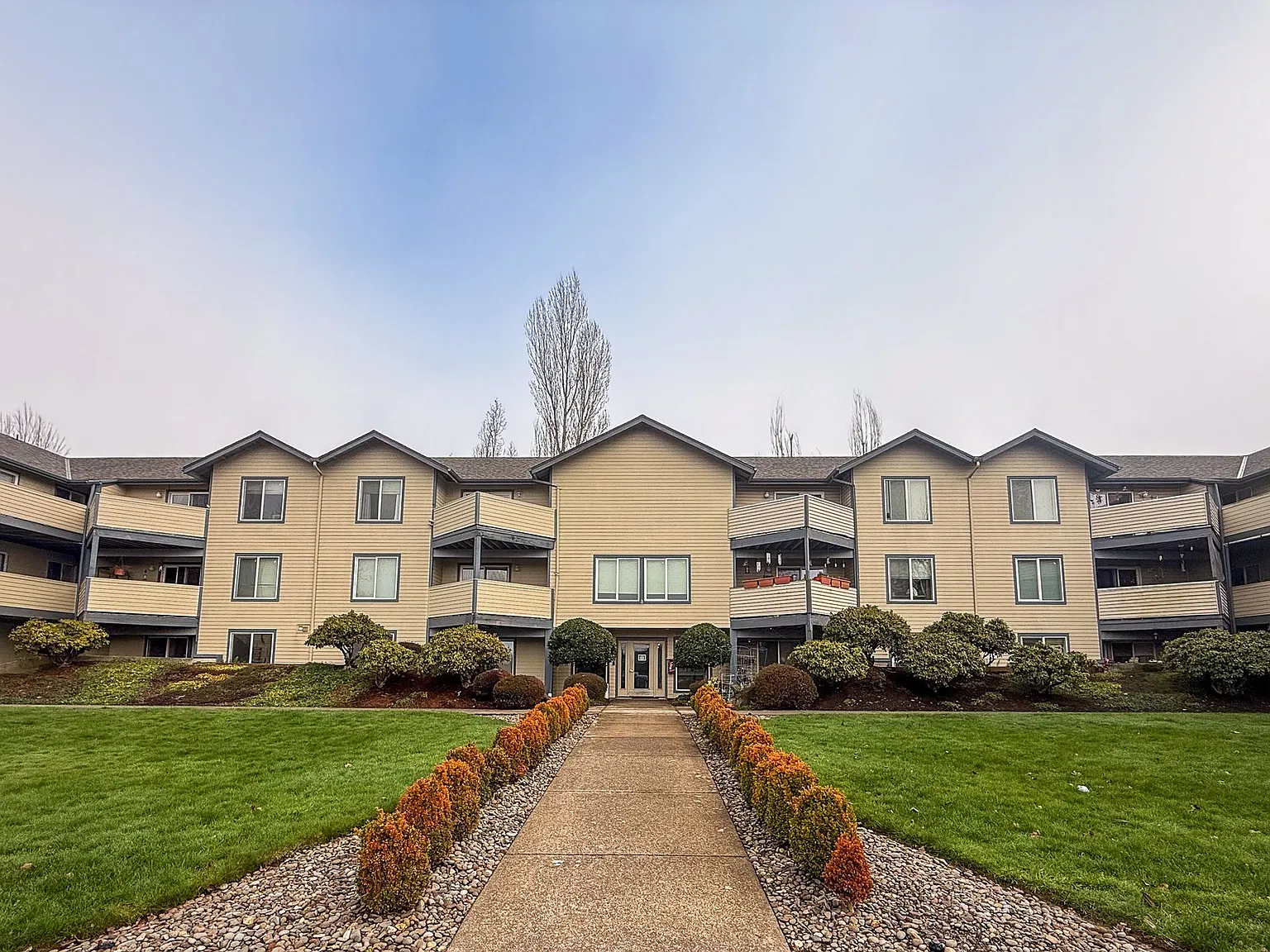 Camelot East Apartments — Photo 1