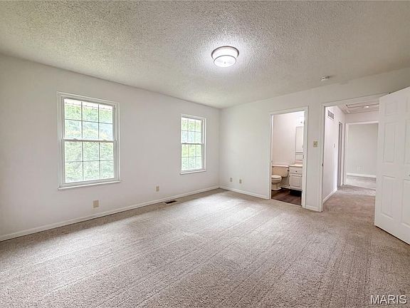 4th image of 912 Mill Creek Dr