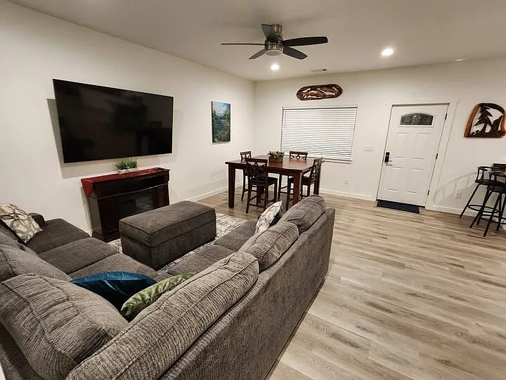 1426 SE Rogue Dr #A — Photo 3