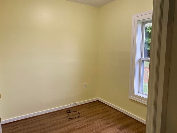 4th image of 1733 Springhill Rd