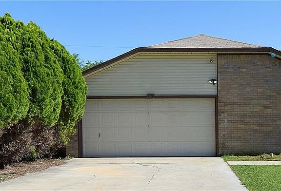 3rd image of 2213 Carousel Dr