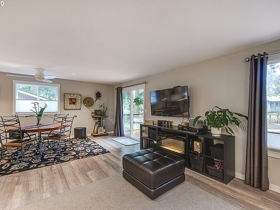5th image of 524 NE 128th Ave