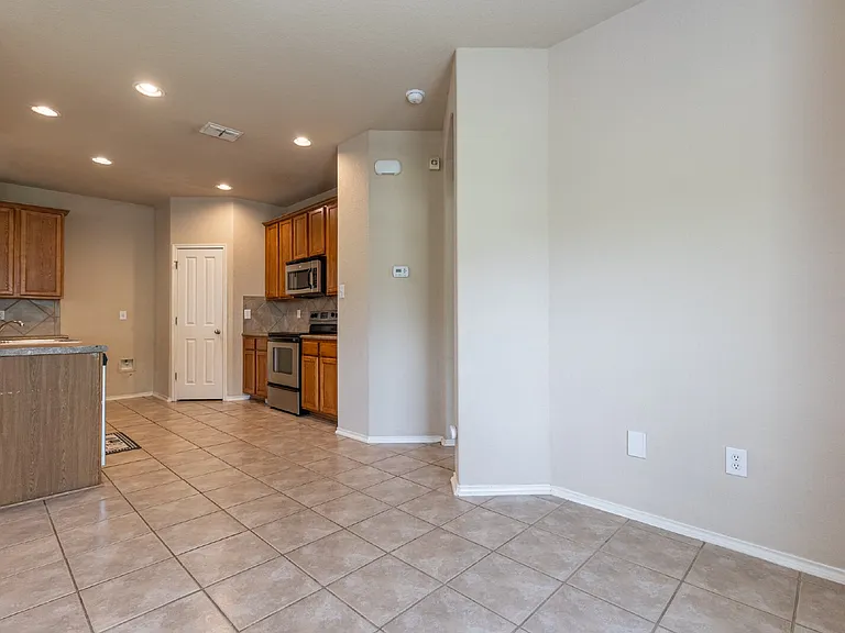 906 Ashbury Blf — Photo 13